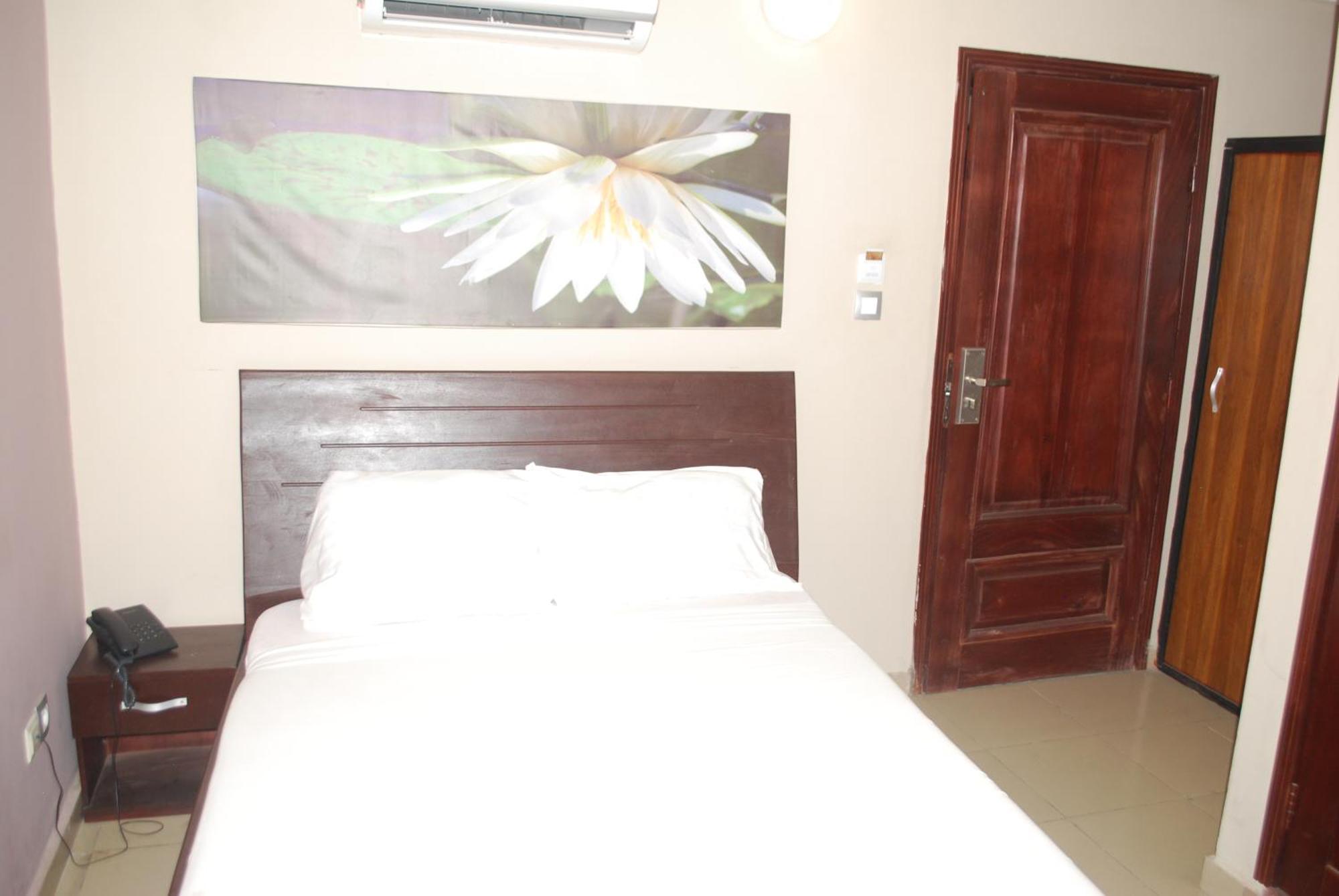 Benin City Center Hotel Котону Экстерьер фото